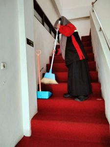 Petugas Kebersihan Sigap Menjaga Kerapian Area Tangga Kantor